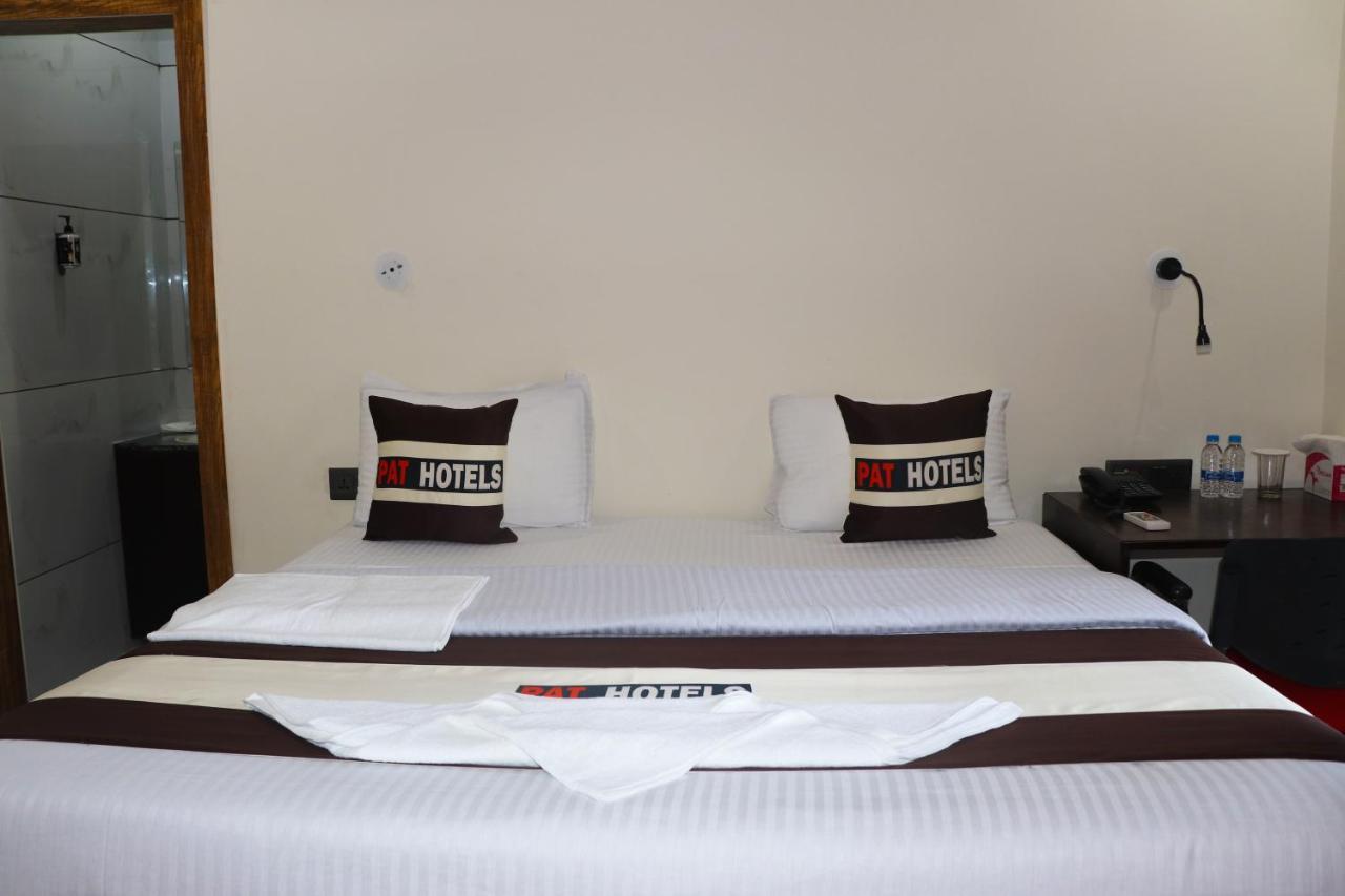 แพต โฮเต็ล Hotel อินดอร์ ภายนอก รูปภาพ