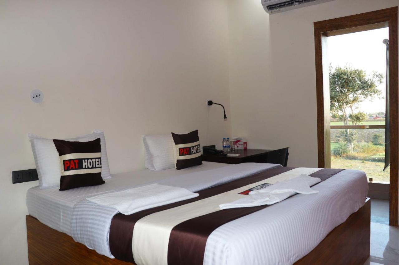 แพต โฮเต็ล Hotel อินดอร์ ภายนอก รูปภาพ