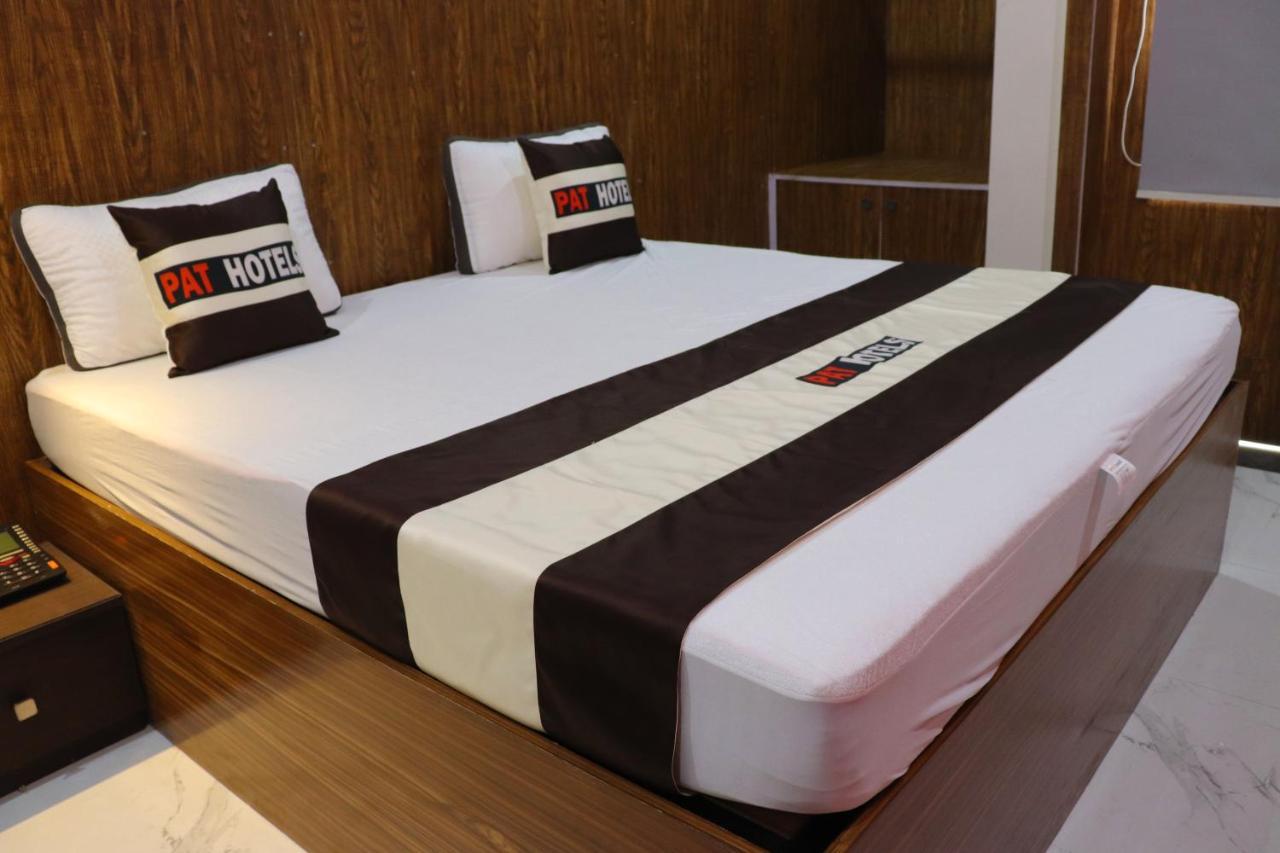 แพต โฮเต็ล Hotel อินดอร์ ภายนอก รูปภาพ